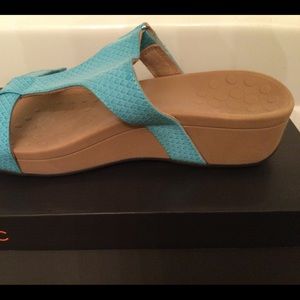 Vionic sandals size 8